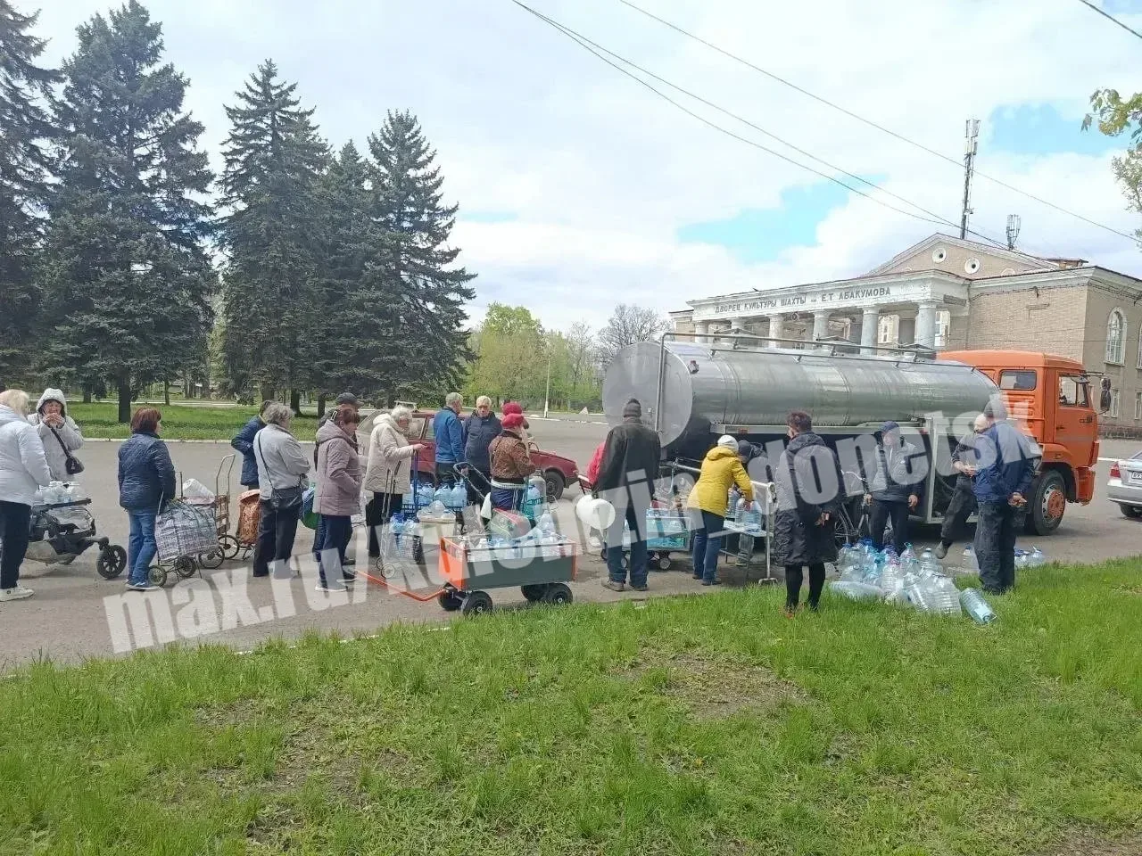 📌Сегодня донецкие производители воды организовали бесплатную доставку питьевой воды жителям Будённов
