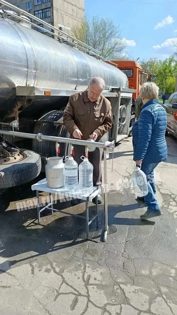 📌Сегодня донецкие производители воды организовали бесплатную доставку питьевой воды жителям Будённов