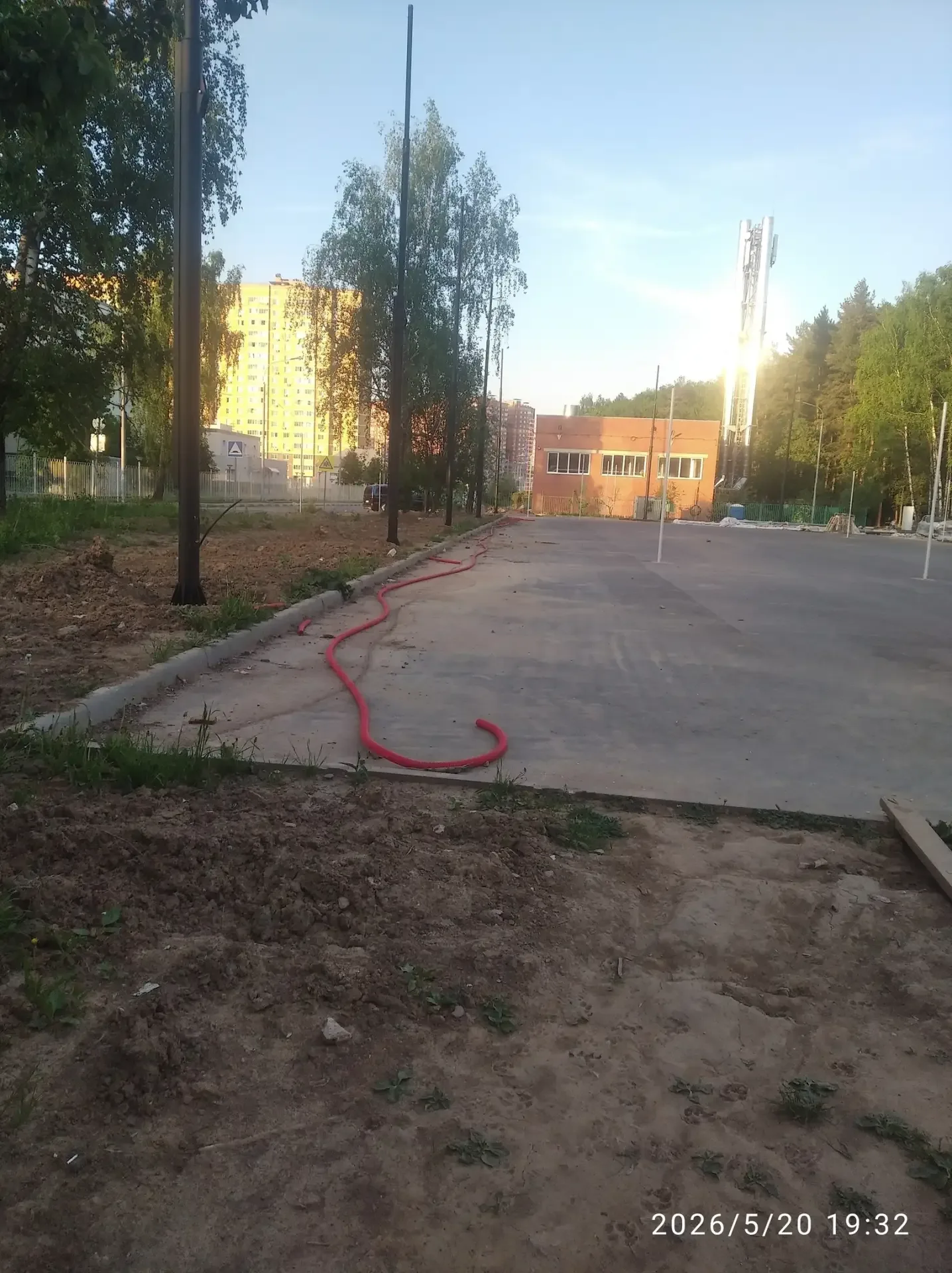В лесопарке возле Маяковки продолжаются работы по улучшению территории. На парковочной зоне установи