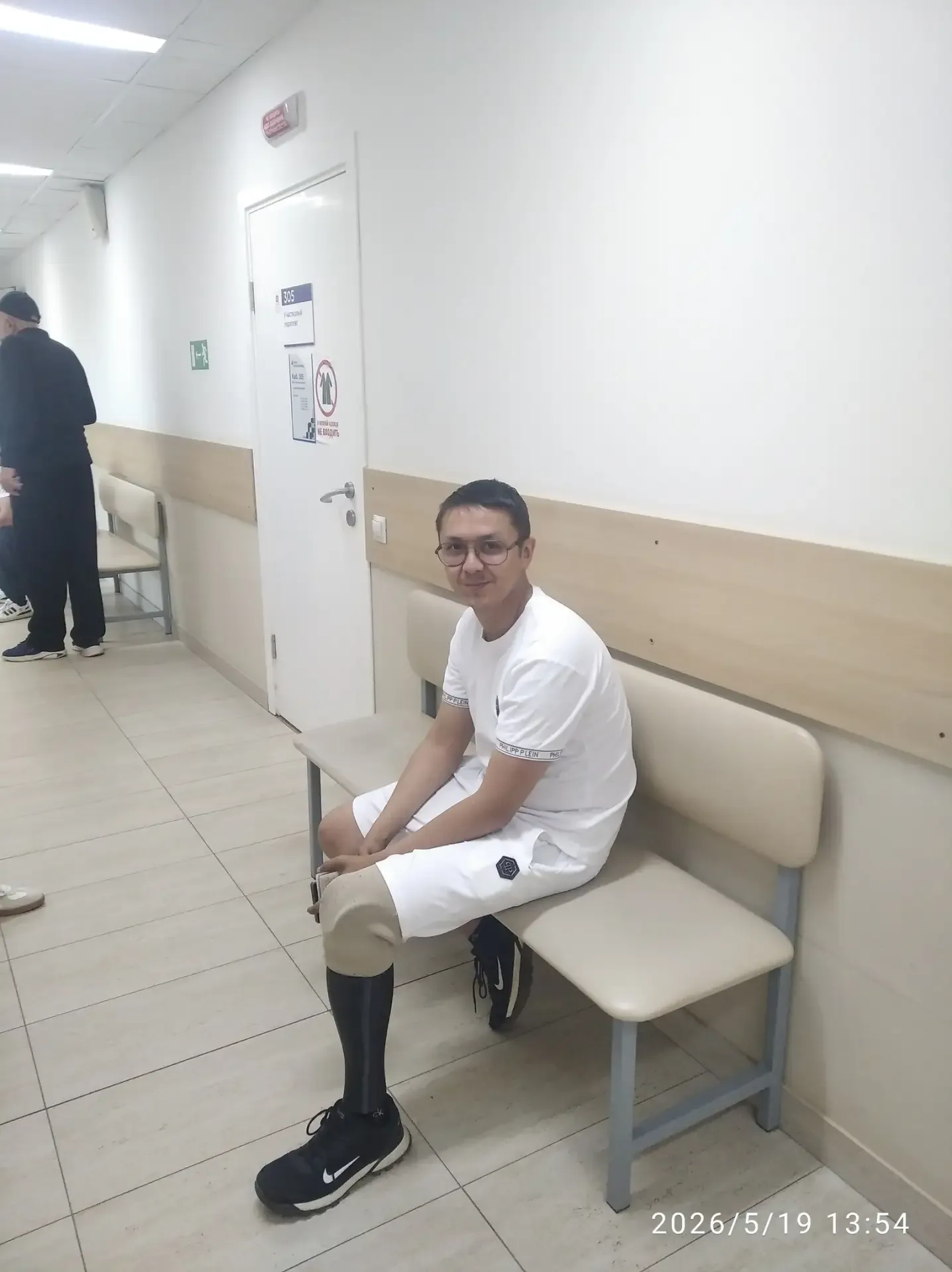 В поликлинике я сидела в очереди вместе с женщиной, когда мимо прошёл молодой парень с протезом до к