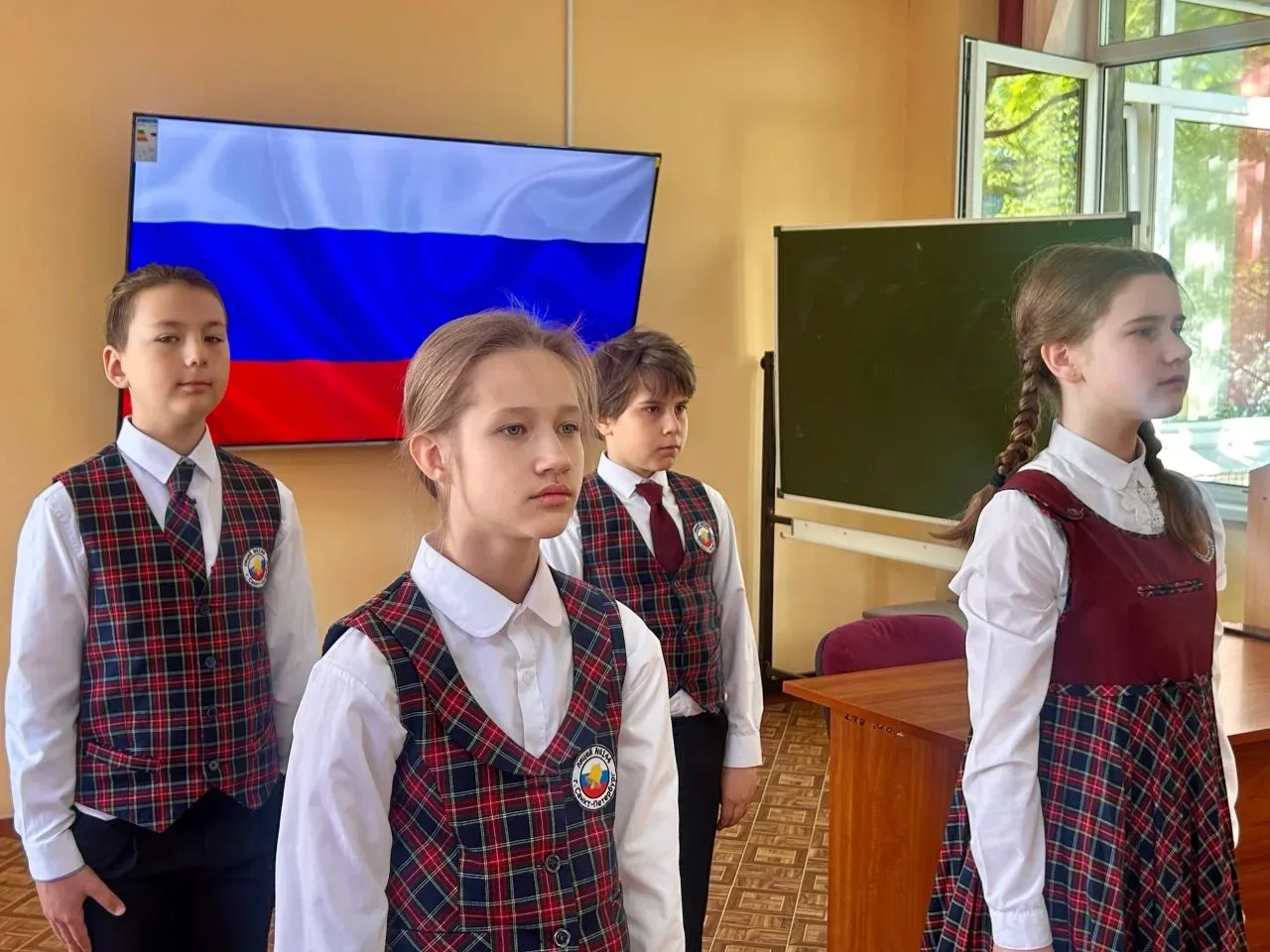 🇷🇺ТОРЖЕСТВЕННАЯ ЛИНЕЙКА🇷🇺 📌Флаг Российской Федерации - это символ национального единства, патриотизм