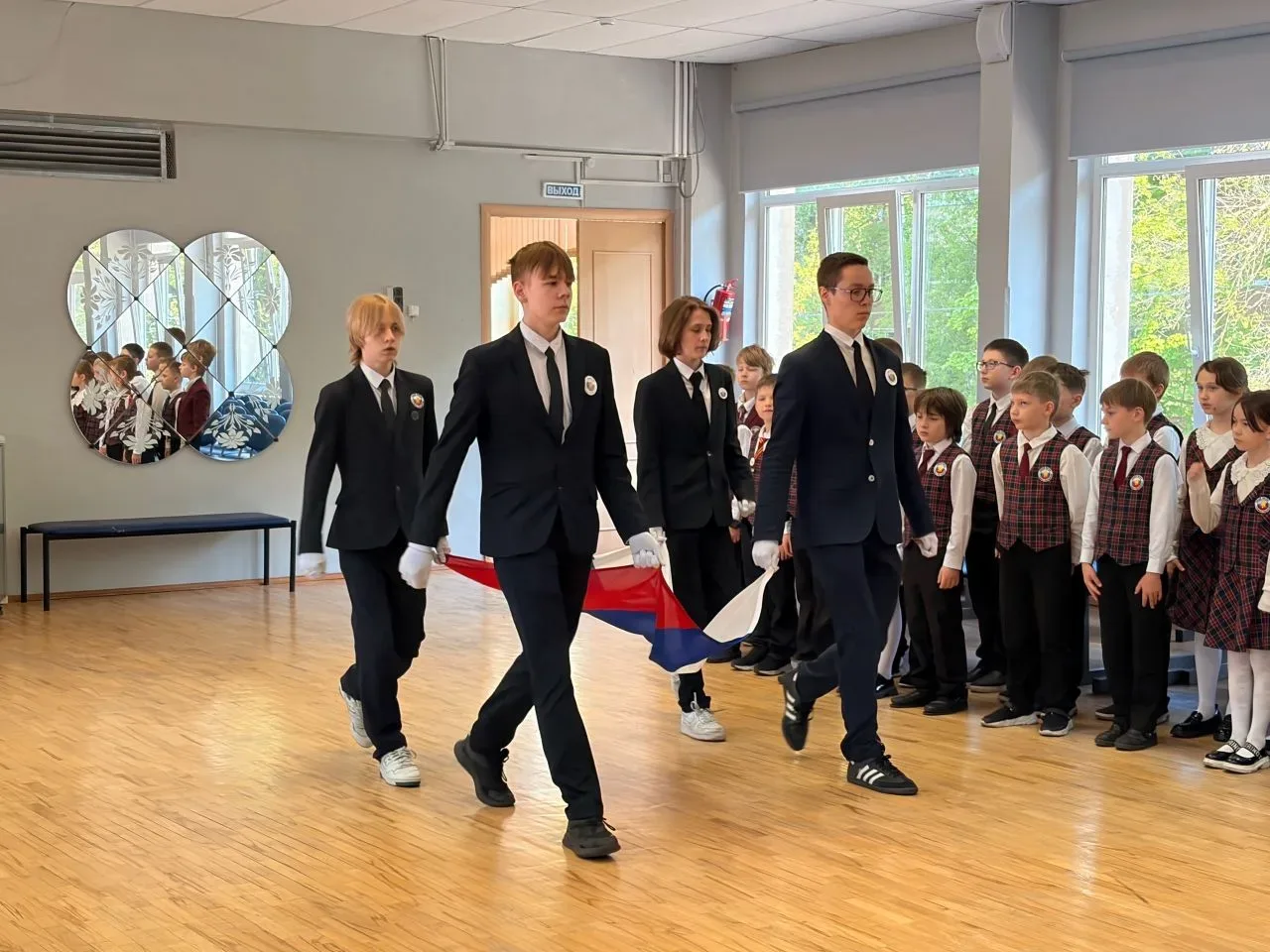 🇷🇺ТОРЖЕСТВЕННАЯ ЛИНЕЙКА🇷🇺 📌Флаг Российской Федерации - это символ национального единства, патриотизм