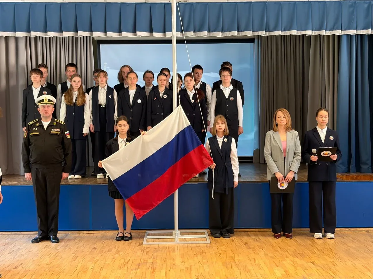 🇷🇺ТОРЖЕСТВЕННАЯ ЛИНЕЙКА🇷🇺 📌Флаг Российской Федерации - это символ национального единства, патриотизм