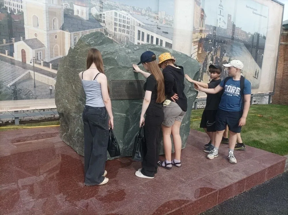 Сегодня команда краеведов нашей школы под руководством Барсуковой Е.Ю. отправилась на финальный этап