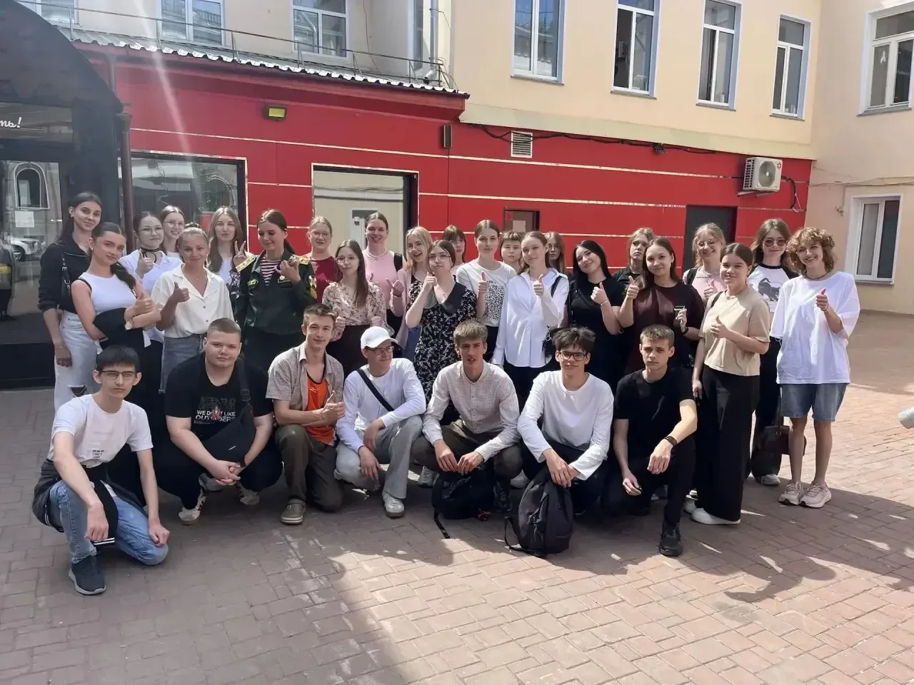 21 мая состоялся коллективный учащиеся 10 а и 10 б  в кинотеатр "Смена".  Ребята посмотрели фильм "А