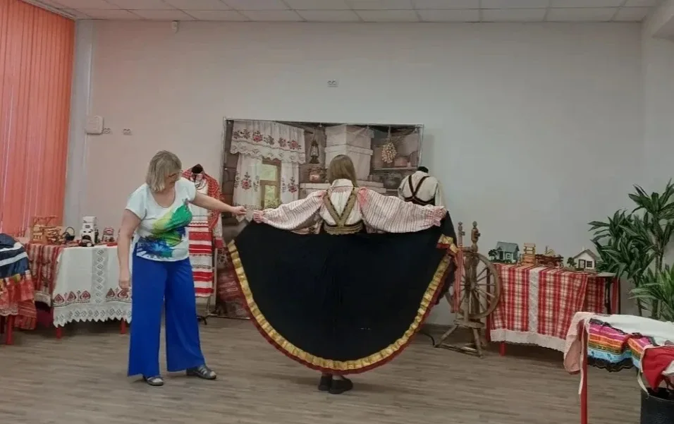 В школе № 37 проходит выставка «Открываем бабушкин сундук»  Автор выставки – учитель искусства Ларис