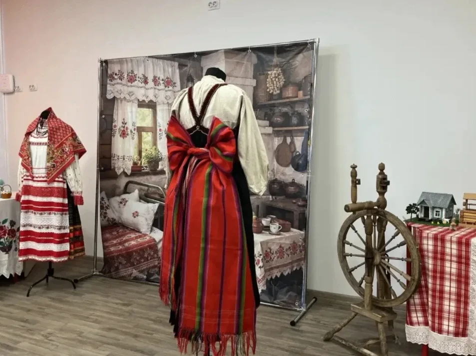 В школе № 37 проходит выставка «Открываем бабушкин сундук»  Автор выставки – учитель искусства Ларис