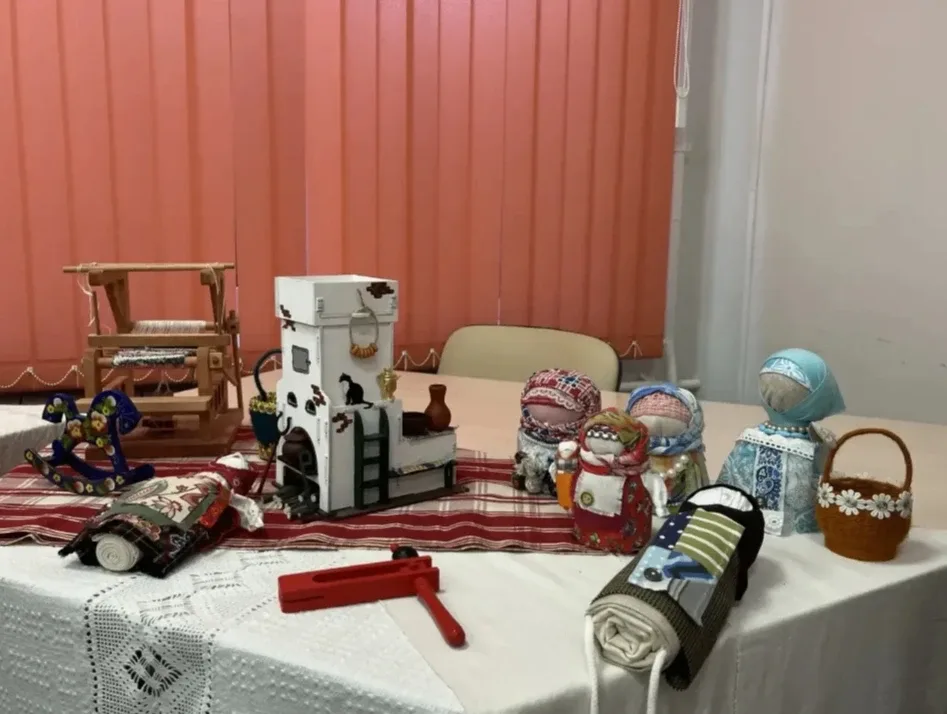 В школе № 37 проходит выставка «Открываем бабушкин сундук»  Автор выставки – учитель искусства Ларис