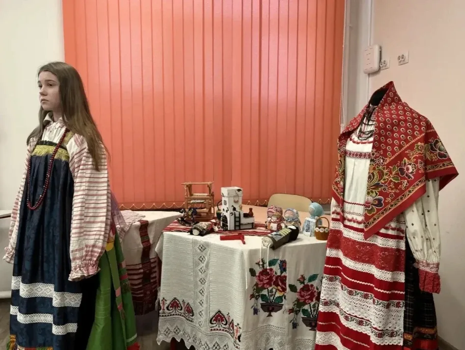 В школе № 37 проходит выставка «Открываем бабушкин сундук»  Автор выставки – учитель искусства Ларис