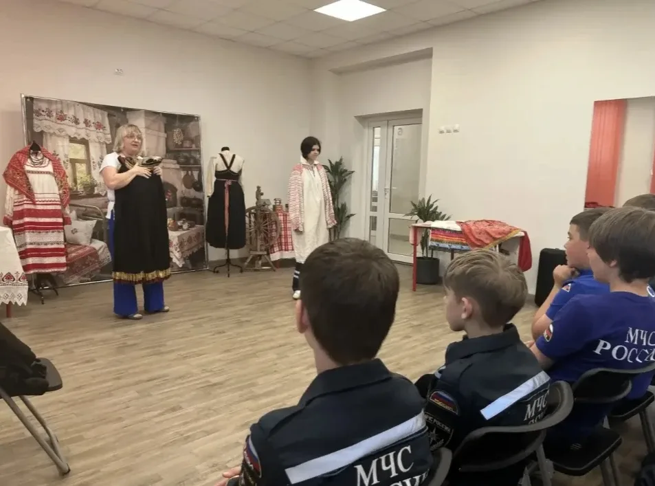 В школе № 37 проходит выставка «Открываем бабушкин сундук»  Автор выставки – учитель искусства Ларис