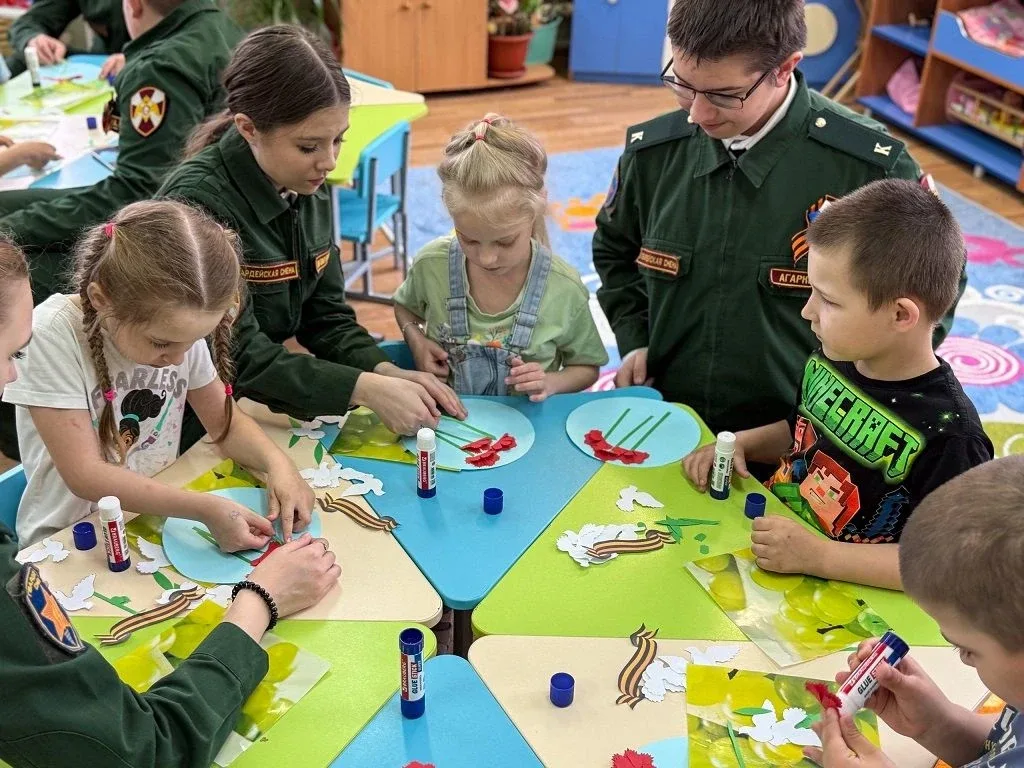 Ученики 53-й школы научили дошкольников делать праздничные открытки  В преддверии Дня Великой Победы