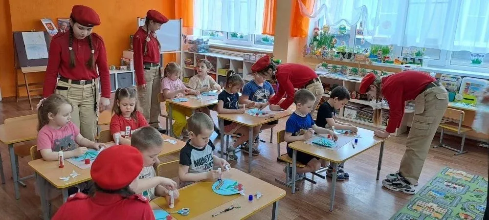 Ученики 53-й школы научили дошкольников делать праздничные открытки  В преддверии Дня Великой Победы