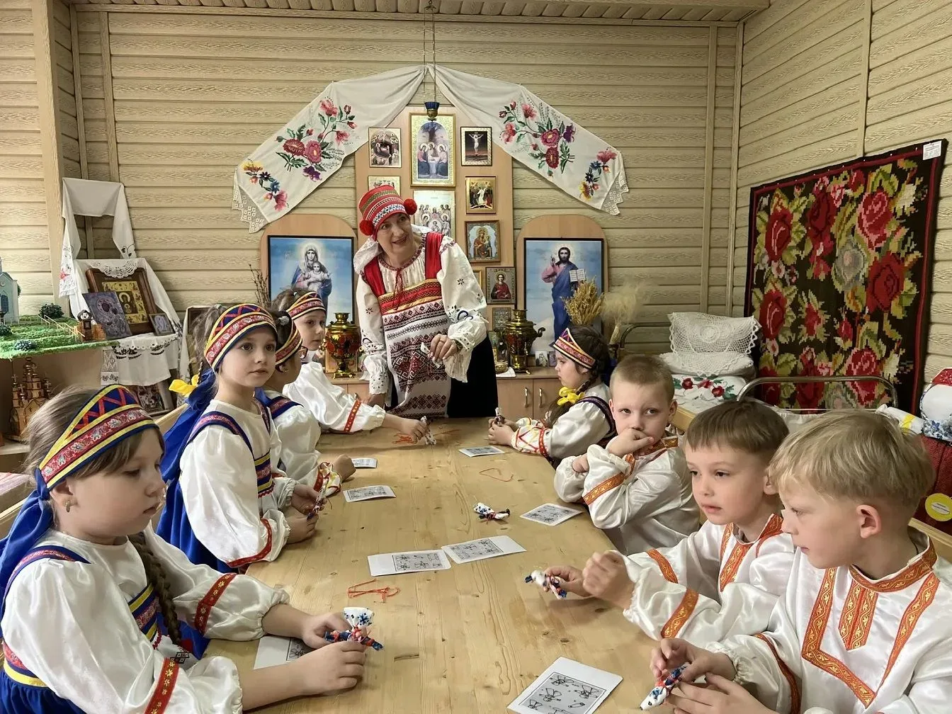 Музеи в детских садах знакомят ребят с историей и народной культурой  Что было внутри русской избы? 