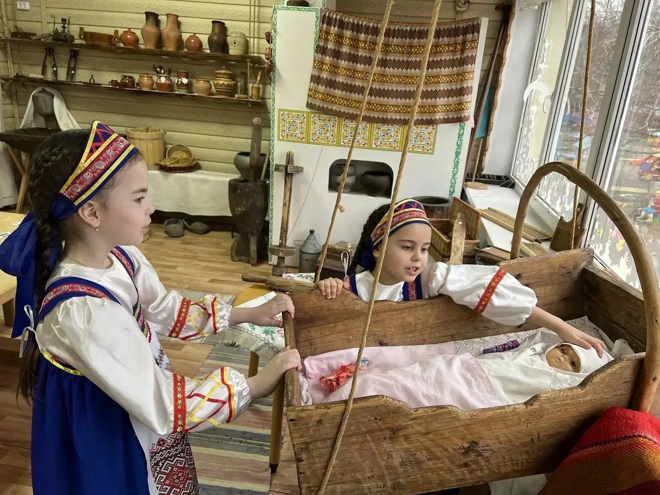 Музеи в детских садах знакомят ребят с историей и народной культурой  Что было внутри русской избы? 