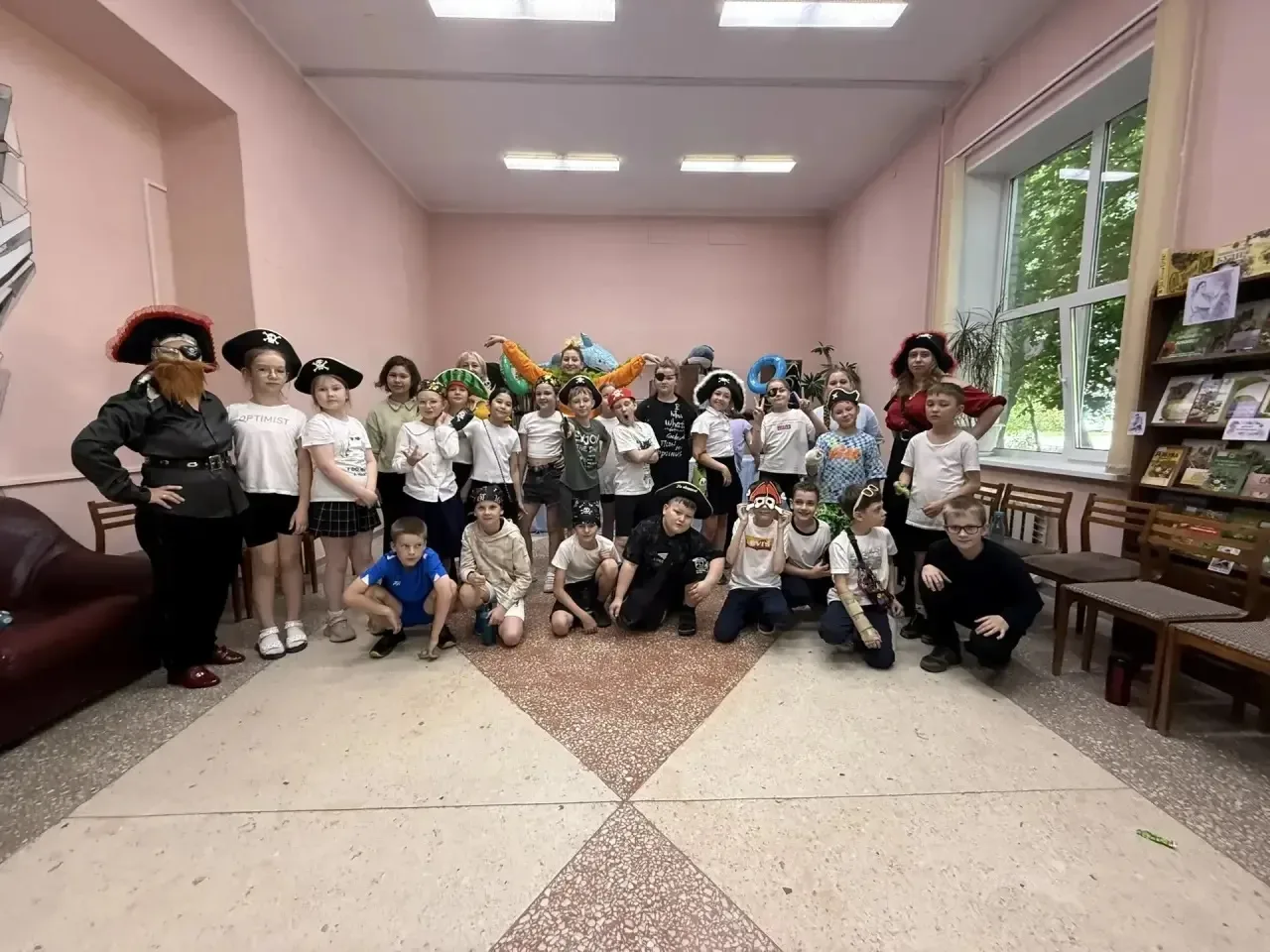 🎉3А ходил на праздник в библиотеку "Маяк"  Праздник был посвящён окончанию учебного года -  "Путешес