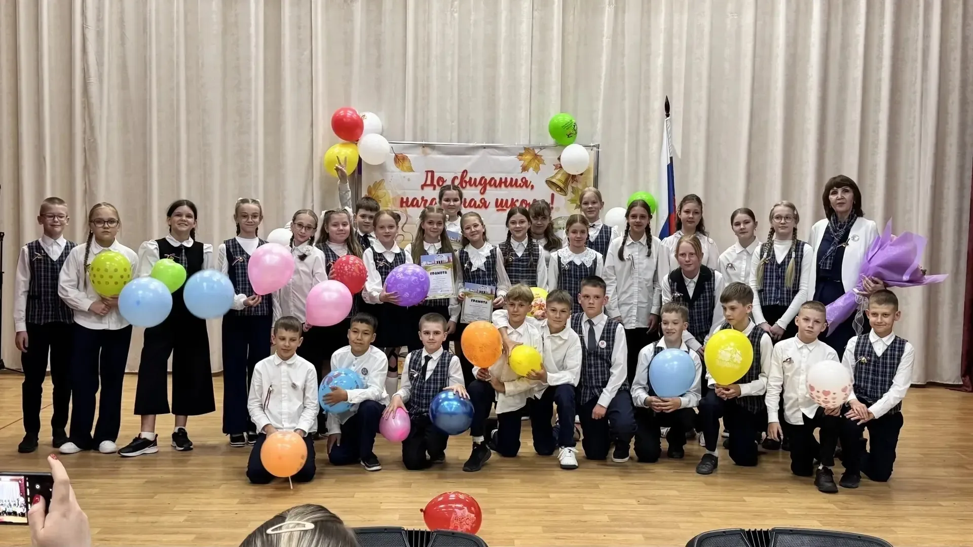 В дружеской и позитивной атмосфере прошла переходная линейка у 4 классов. Конечно же не обошлось и б