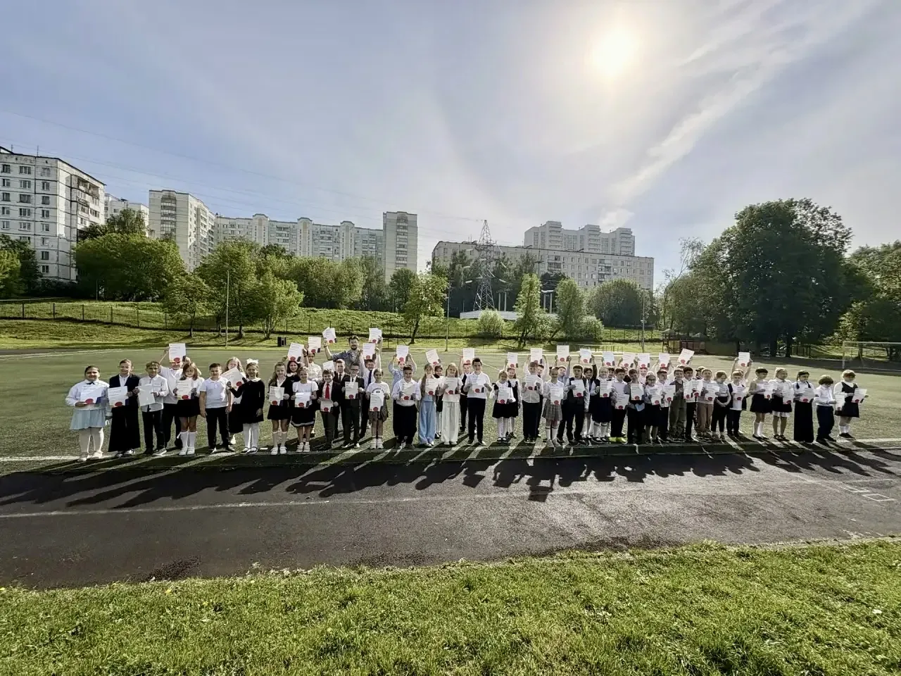 🎓 Время заслуженных наград  🇷🇺 Именно с традиционных церемоний поднятия флага сегодня начинается чер