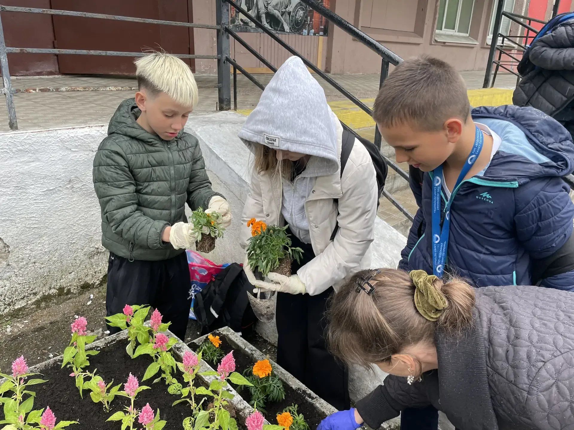Призываем лето-украшаем школу)))1-В и параллель 5-х классов продолжают традицию и высаживают летнюю 