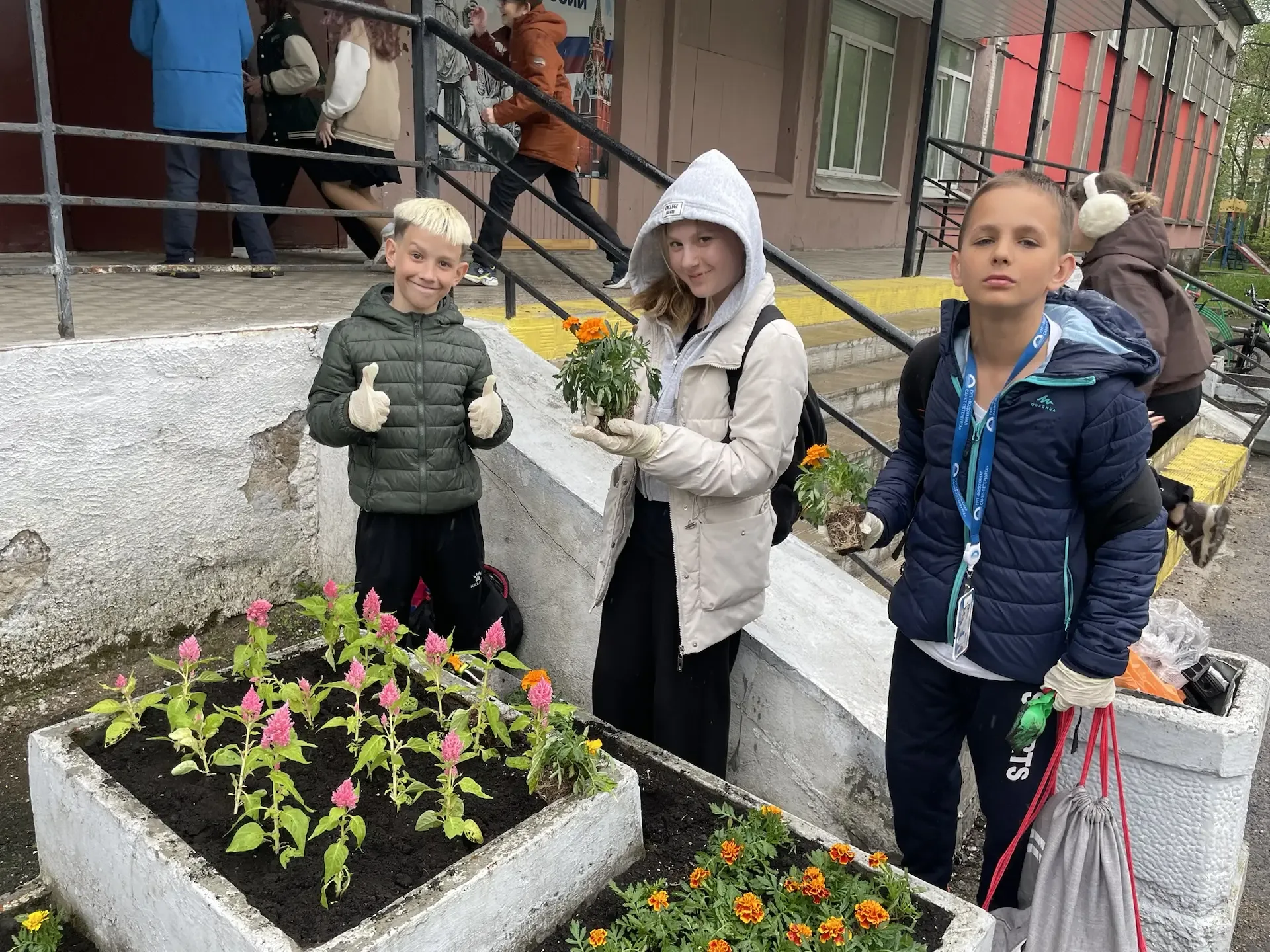 Призываем лето-украшаем школу)))1-В и параллель 5-х классов продолжают традицию и высаживают летнюю 