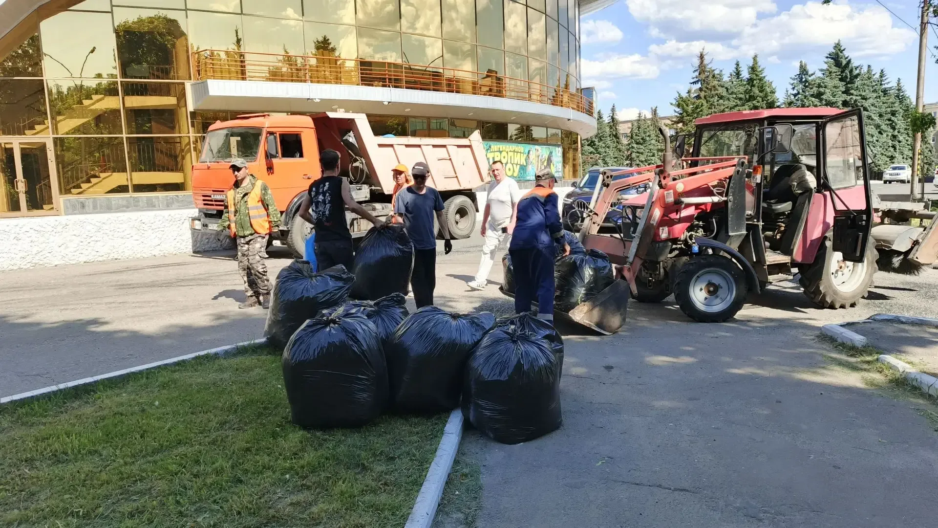 Берегите Брянск!   Очередной день чистоты провели сегодня горожане из числа чиновников. Например, в 