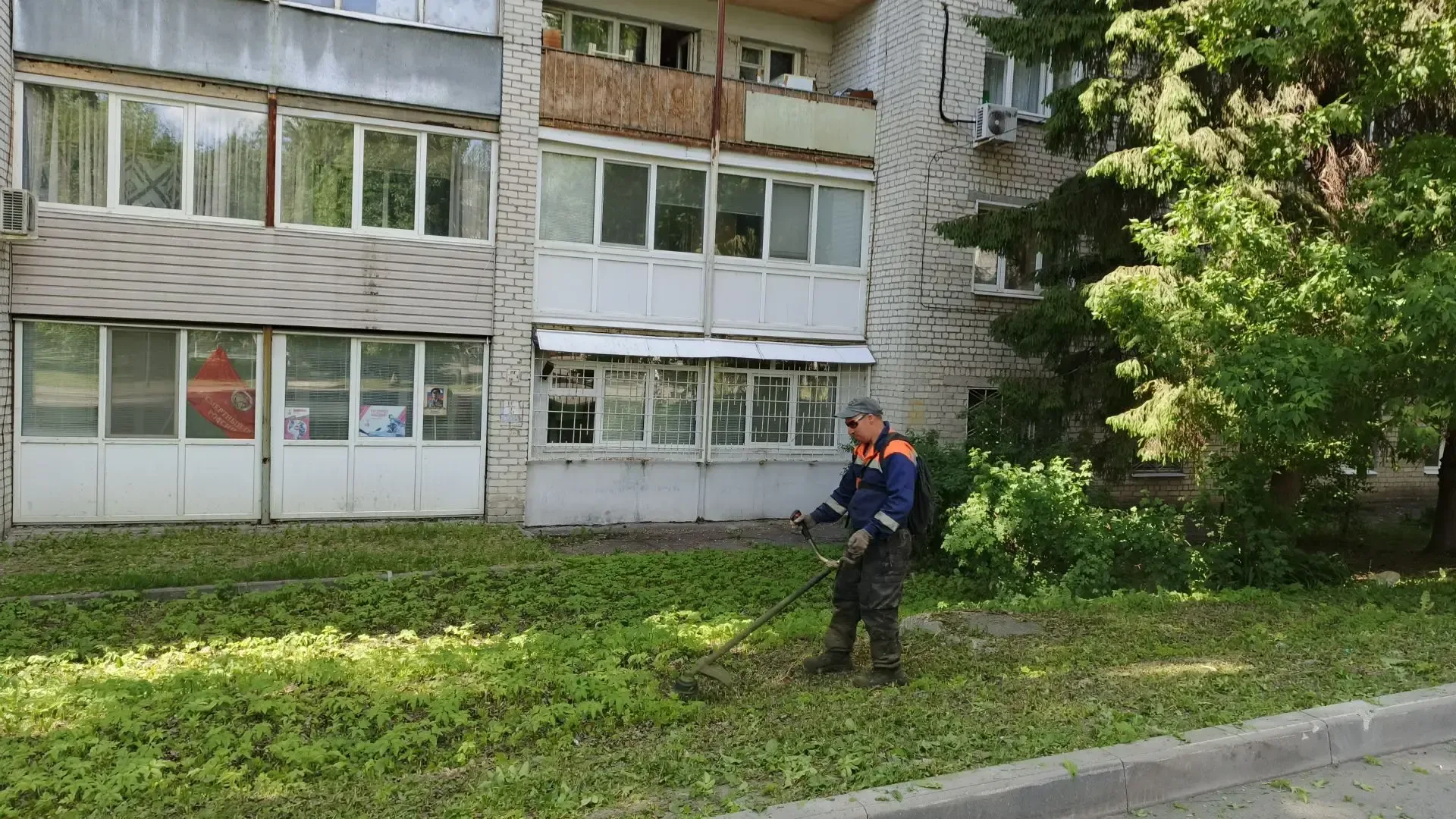 Берегите Брянск!   Очередной день чистоты провели сегодня горожане из числа чиновников. Например, в 