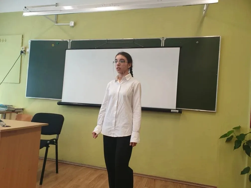 В среду в нашей школе прошёл конкурс, посвящённый Дню Победы, — «Поэтический салют Победе».  Ребята 