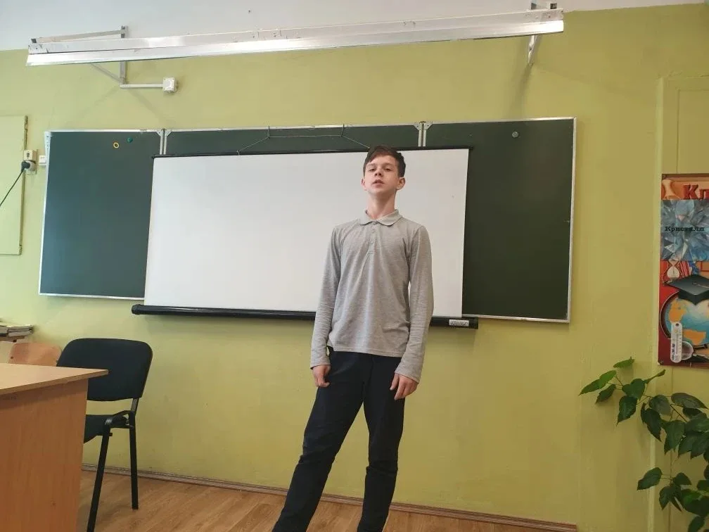 В среду в нашей школе прошёл конкурс, посвящённый Дню Победы, — «Поэтический салют Победе».  Ребята 