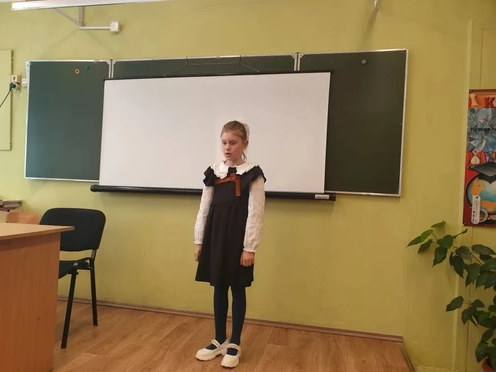 В среду в нашей школе прошёл конкурс, посвящённый Дню Победы, — «Поэтический салют Победе».  Ребята 