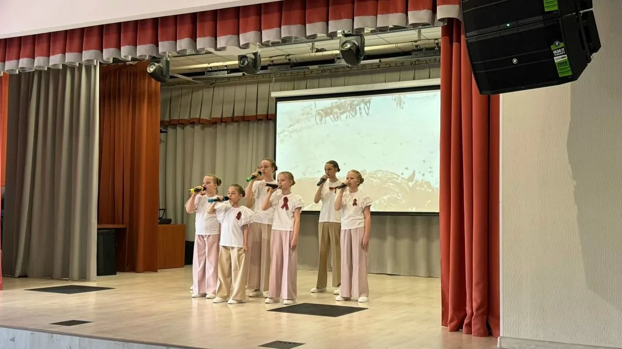 8 мая, в преддверие праздника Великой Победы, в школе прошел концерт, где участие приняли школьники 