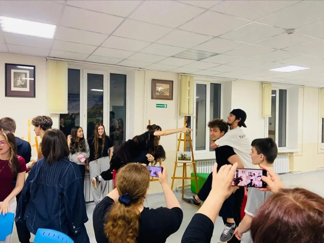 🌙 Ночь в лицее: традиция, которую мы все ждём  Это не просто мероприятие. Это маленькая жизнь, умест