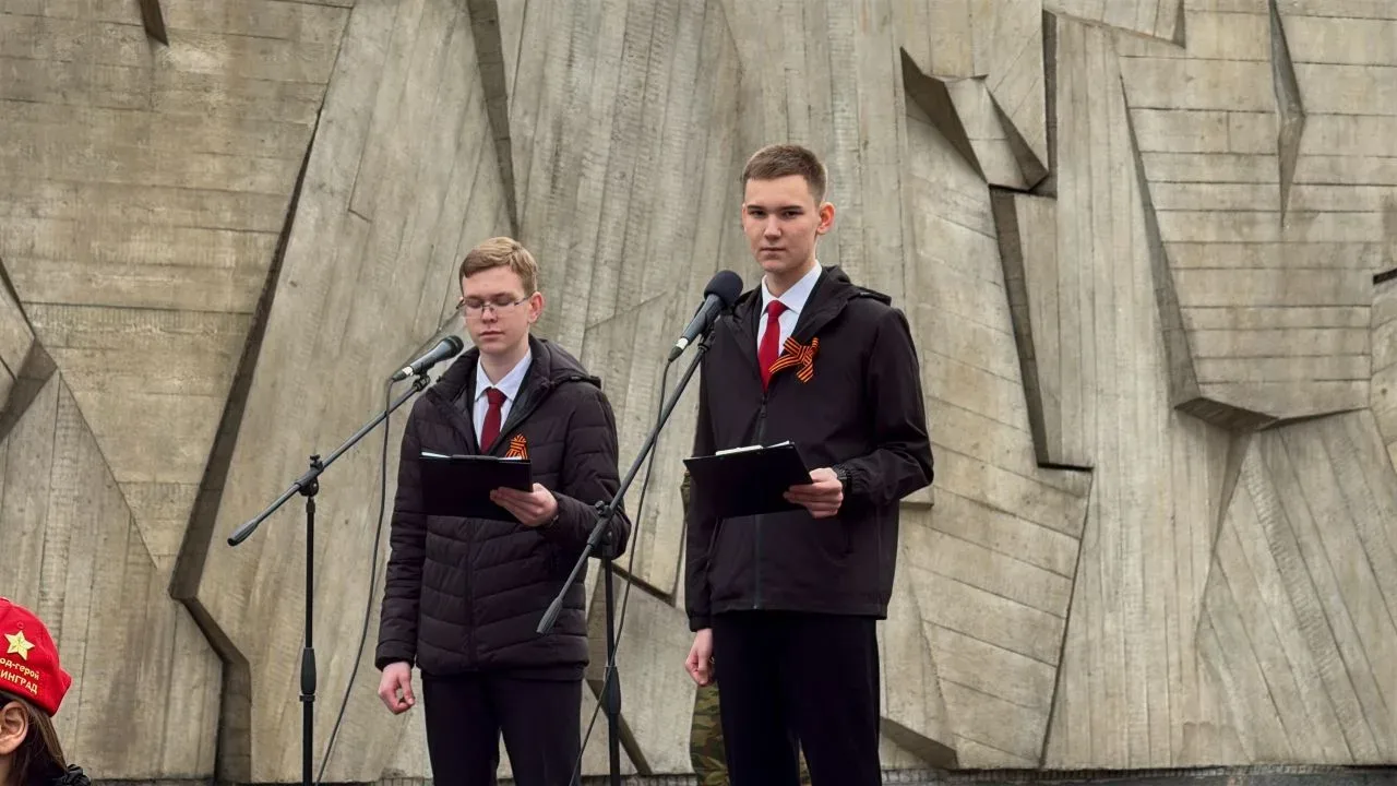 Торжественно-траурная церемония возложения цветов к Мемориалу героическим защитникам Ленинграда, пос