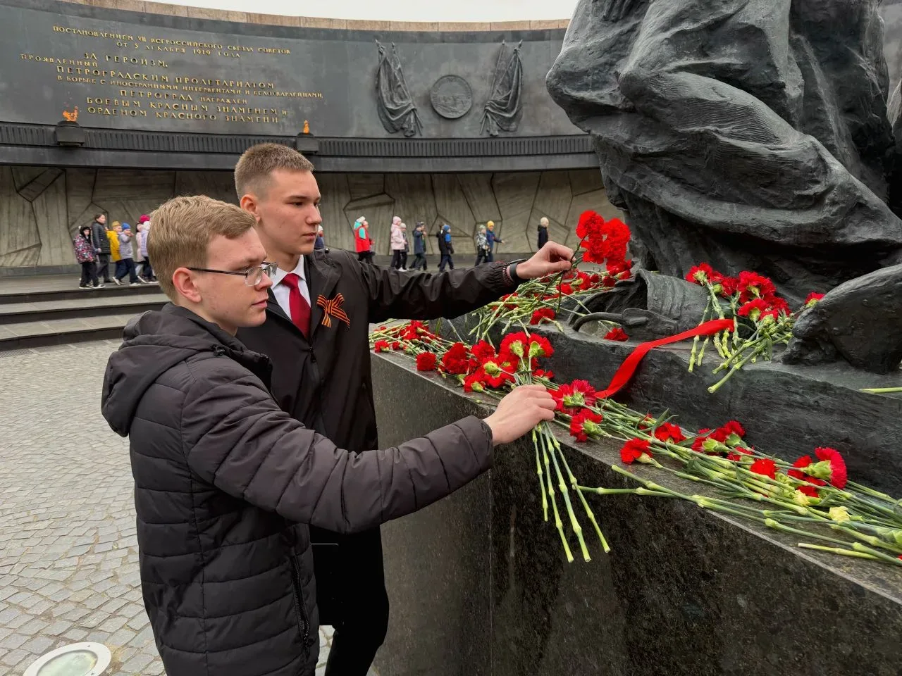Торжественно-траурная церемония возложения цветов к Мемориалу героическим защитникам Ленинграда, пос