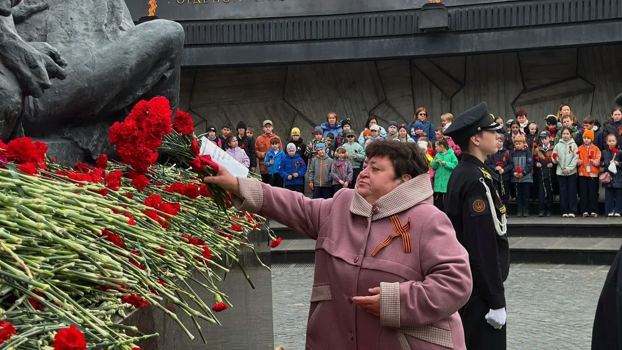 Торжественно-траурная церемония возложения цветов к Мемориалу героическим защитникам Ленинграда, пос