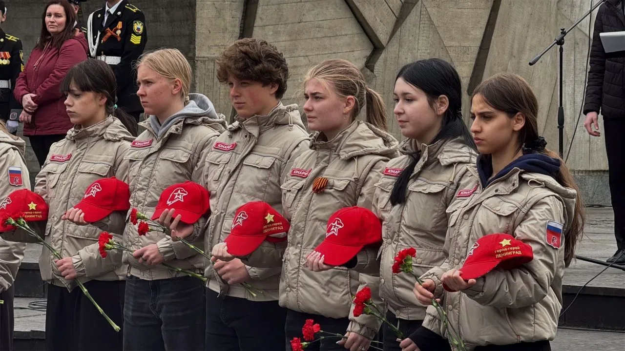 Торжественно-траурная церемония возложения цветов к Мемориалу героическим защитникам Ленинграда, пос