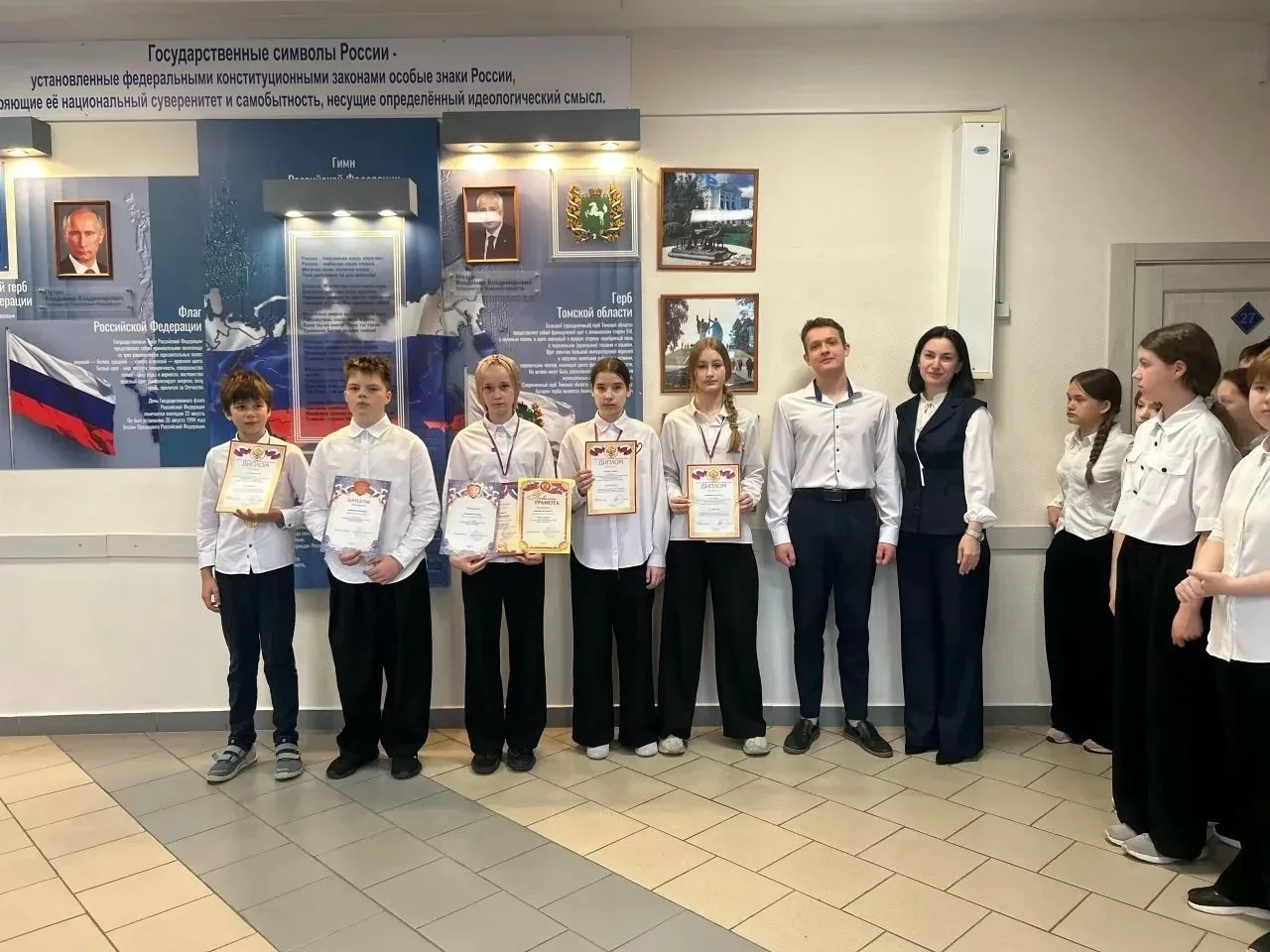 🇷🇺 Торжественная линейка  👉 Сегодня, в понедельник, по традиции прошли торжественные линейки, посвящ