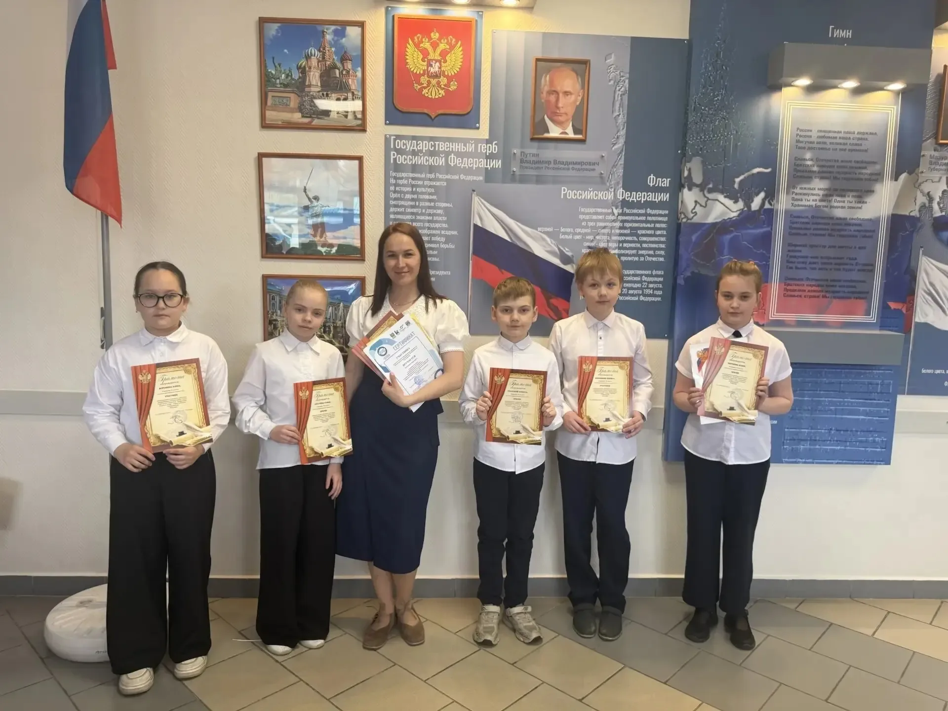 🇷🇺 Торжественная линейка  👉 Сегодня, в понедельник, по традиции прошли торжественные линейки, посвящ