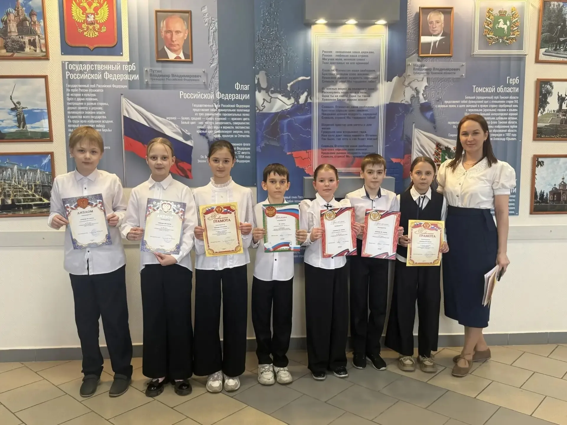 🇷🇺 Торжественная линейка  👉 Сегодня, в понедельник, по традиции прошли торжественные линейки, посвящ