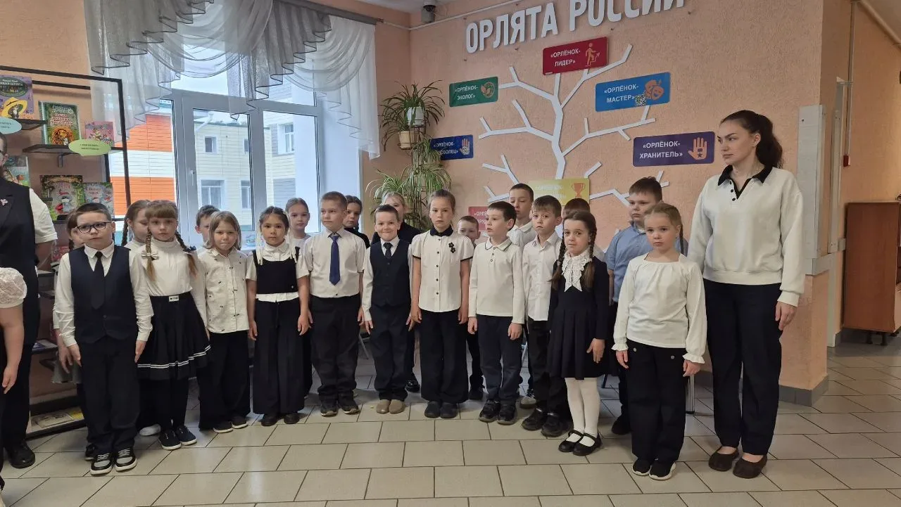 🇷🇺 Торжественная линейка  👉 Сегодня, в понедельник, по традиции прошли торжественные линейки, посвящ