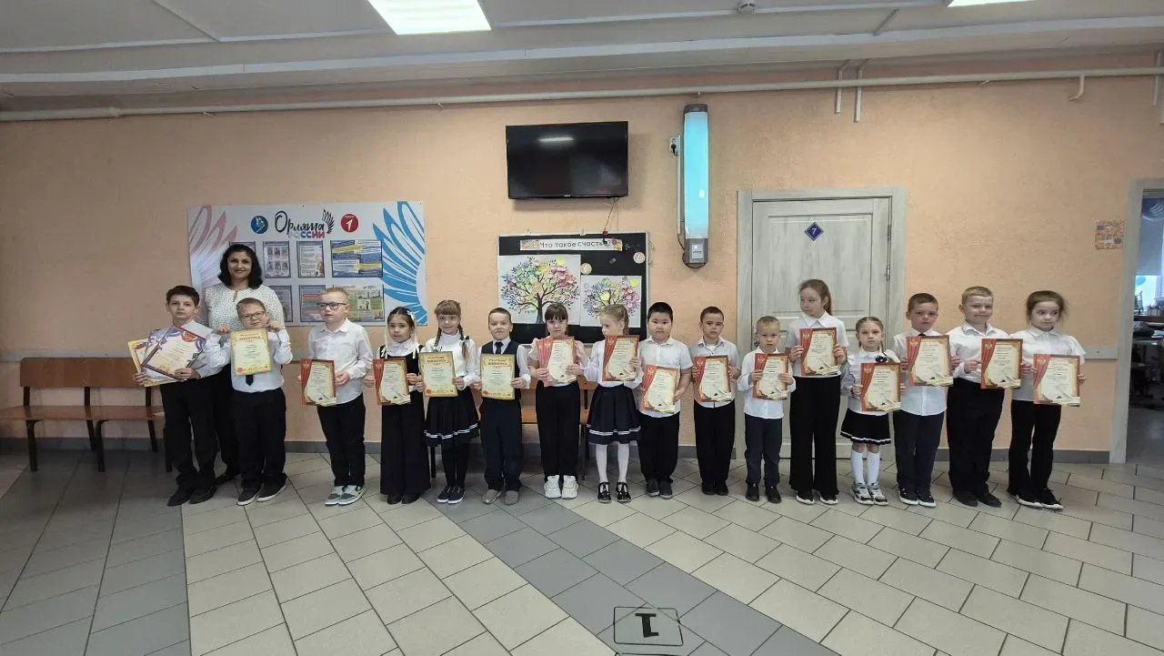 🇷🇺 Торжественная линейка  👉 Сегодня, в понедельник, по традиции прошли торжественные линейки, посвящ