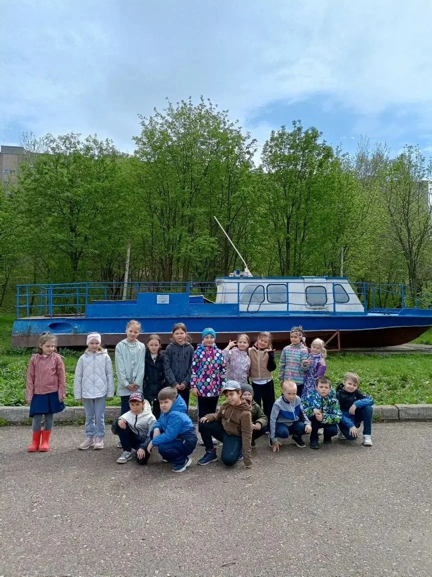 А первоклашки весело провели время на свежем воздухе, участвовав в квест-игре "Знатоки природы"! Раз