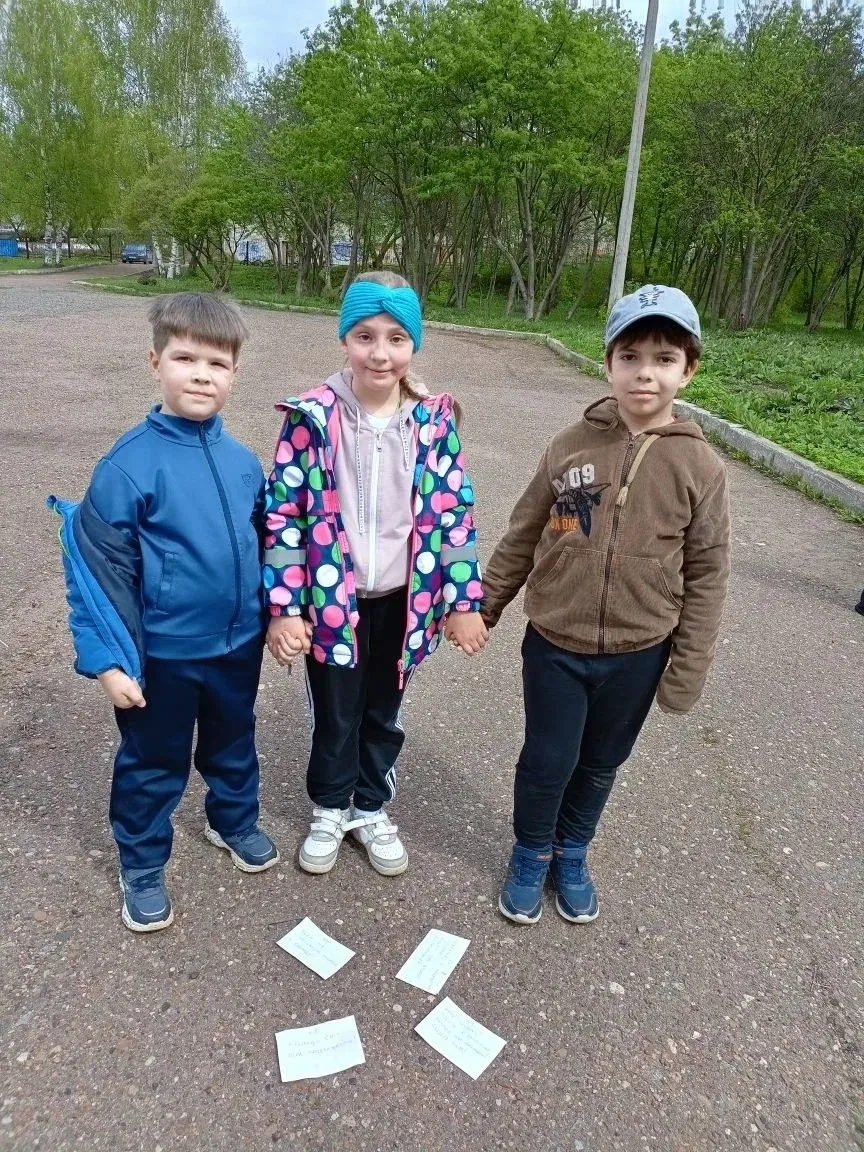 А первоклашки весело провели время на свежем воздухе, участвовав в квест-игре "Знатоки природы"! Раз