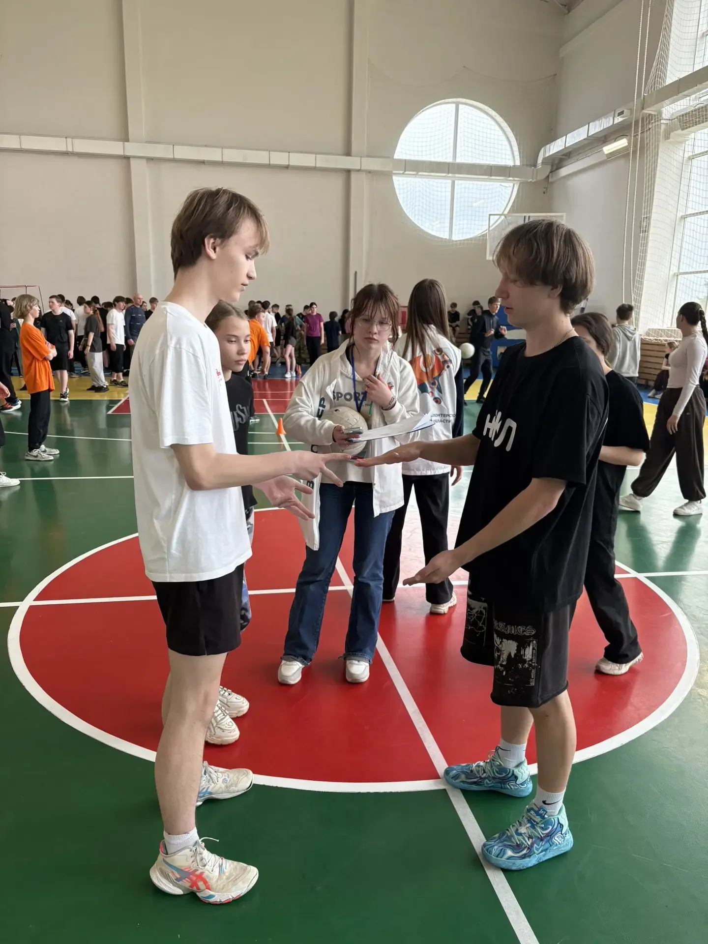 ⛹🏻‍♂️ВЫЗОВ ПЕРВЫХ💪🏼  Сегодня, 14 мая, на базе школы №26 кипели нешуточные страсти! Более 40 команд с
