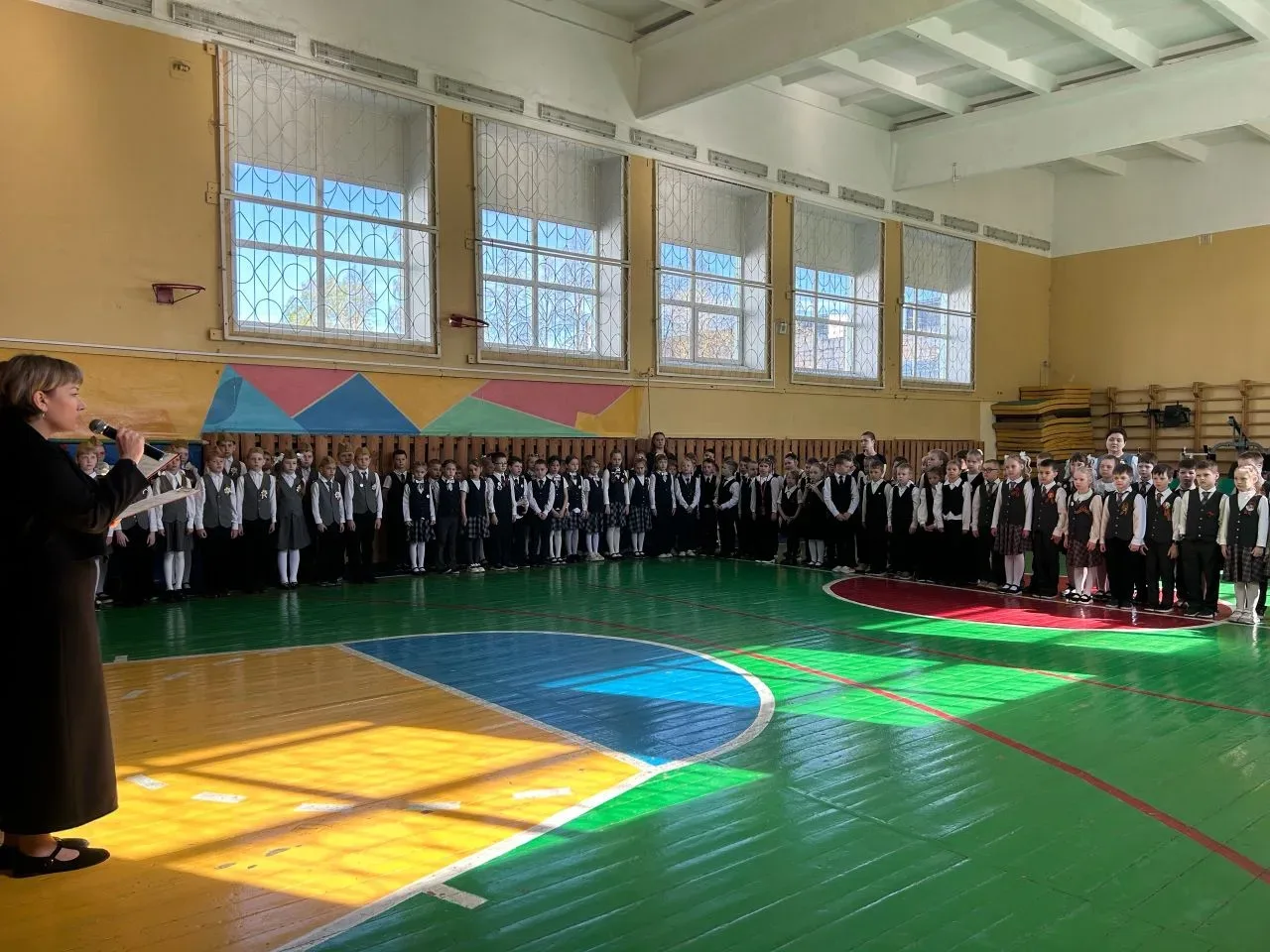 🇷🇺 Торжественная линейка для первых классов  Сегодня самые юные ученики нашей школы собрались на тор