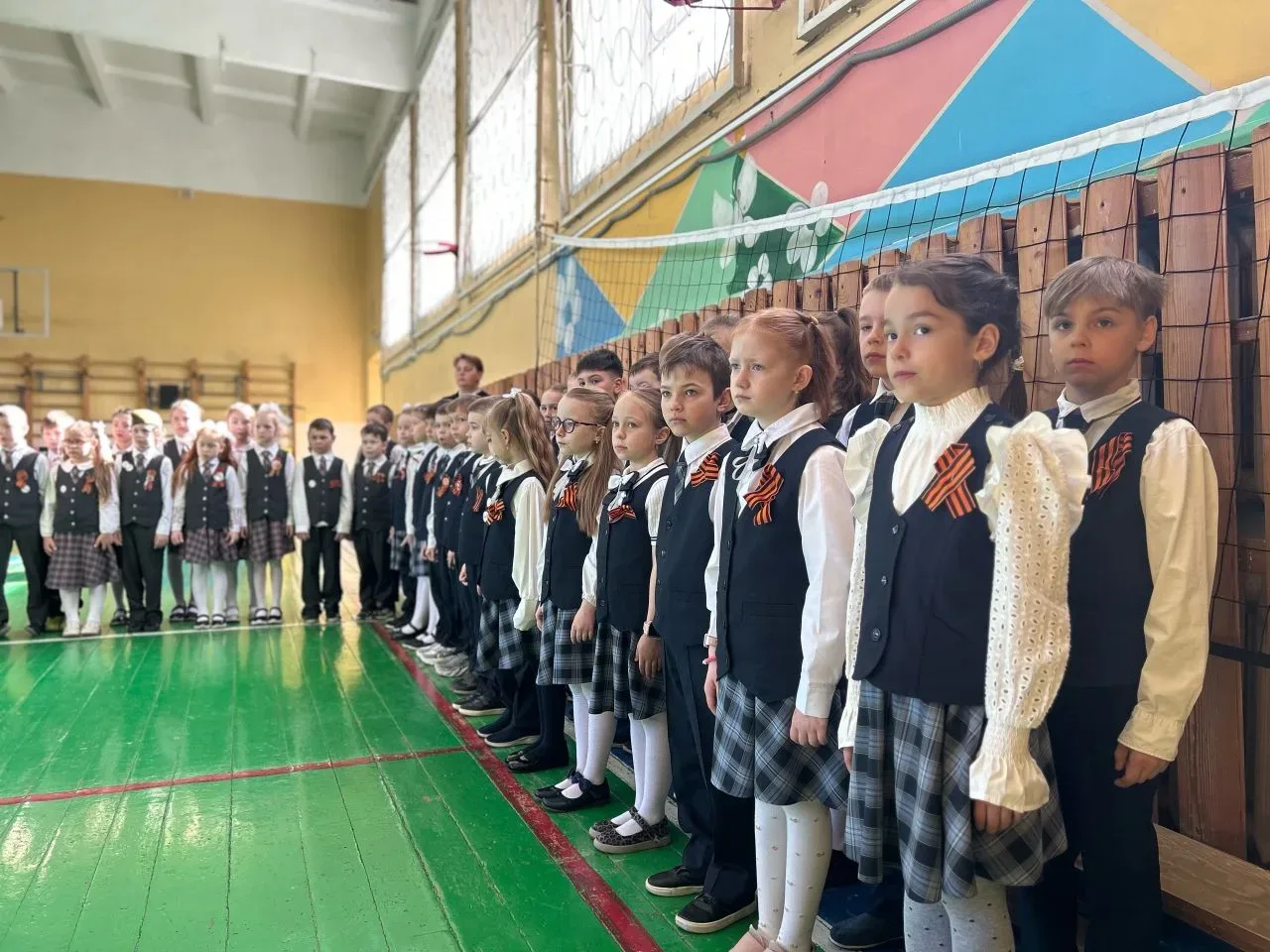 🇷🇺 Торжественная линейка для первых классов  Сегодня самые юные ученики нашей школы собрались на тор