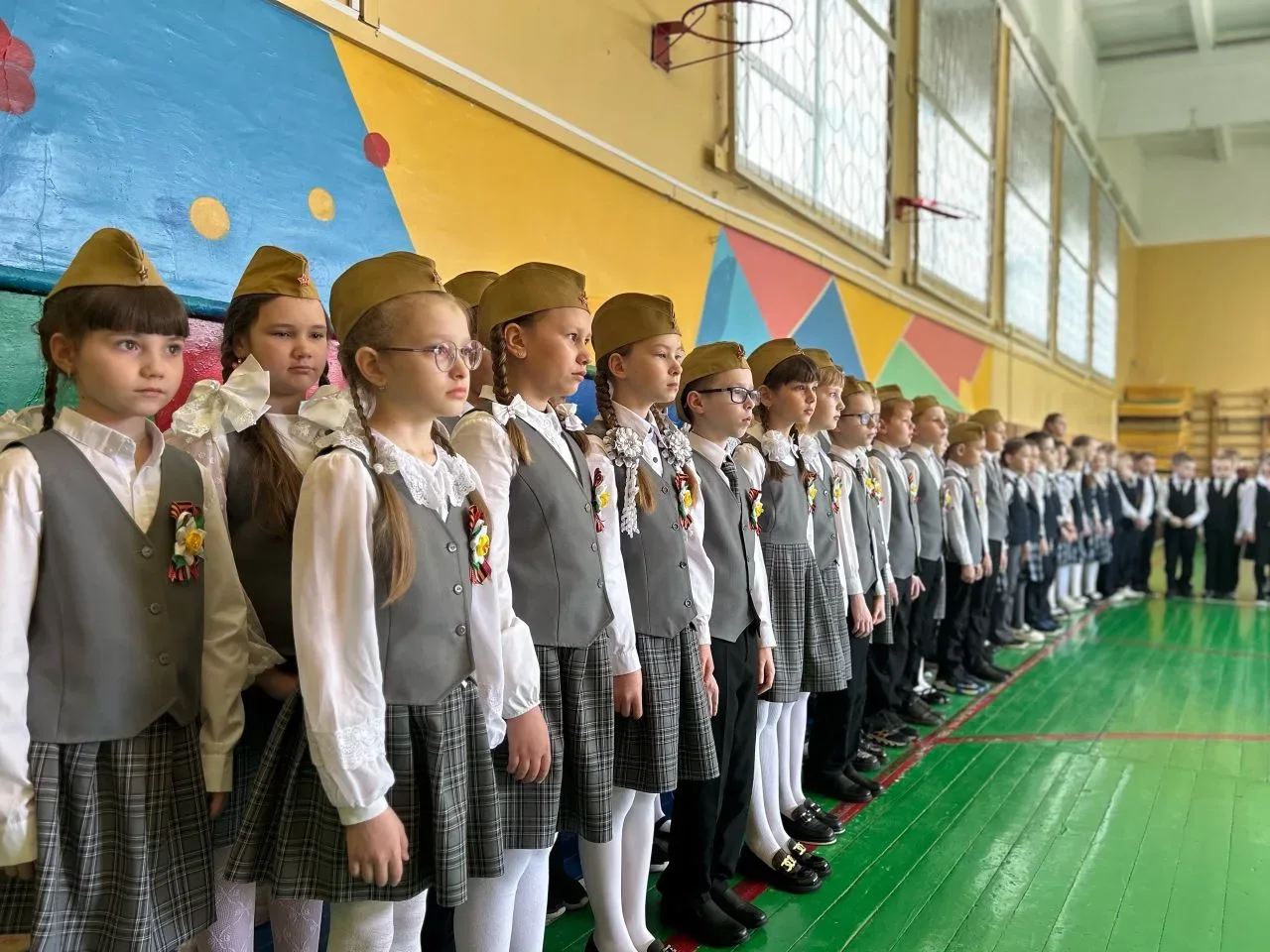 🇷🇺 Торжественная линейка для первых классов  Сегодня самые юные ученики нашей школы собрались на тор