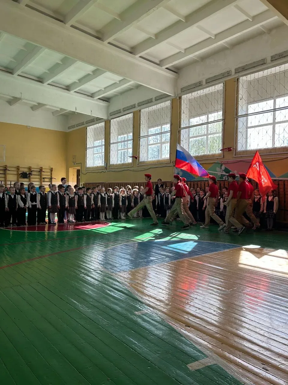 🇷🇺 Торжественная линейка для первых классов  Сегодня самые юные ученики нашей школы собрались на тор