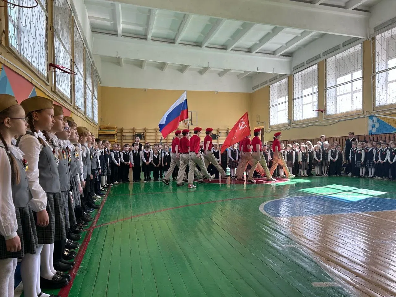 🇷🇺 Торжественная линейка для первых классов  Сегодня самые юные ученики нашей школы собрались на тор
