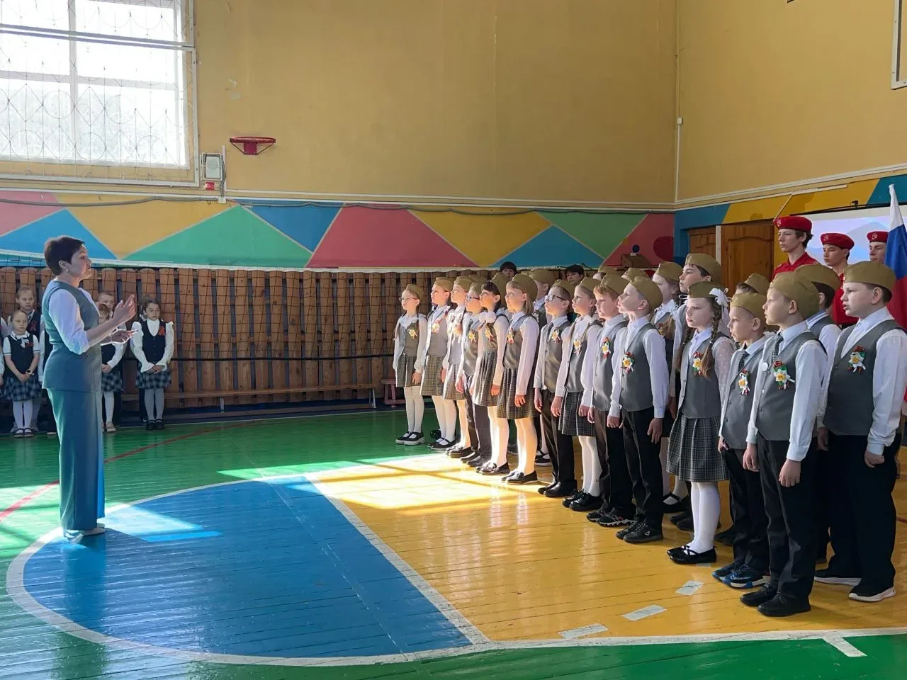 🇷🇺 Торжественная линейка для первых классов  Сегодня самые юные ученики нашей школы собрались на тор