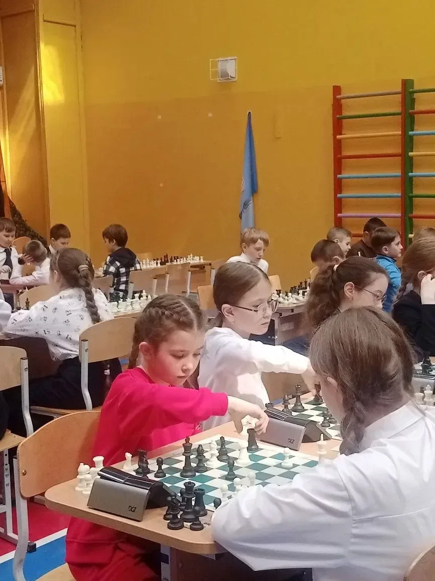 Гордость за наших! ♟️💪 Хотим поздравить чемпионов нашей школы — Локис Дарину, Головкова Георгия и Бу
