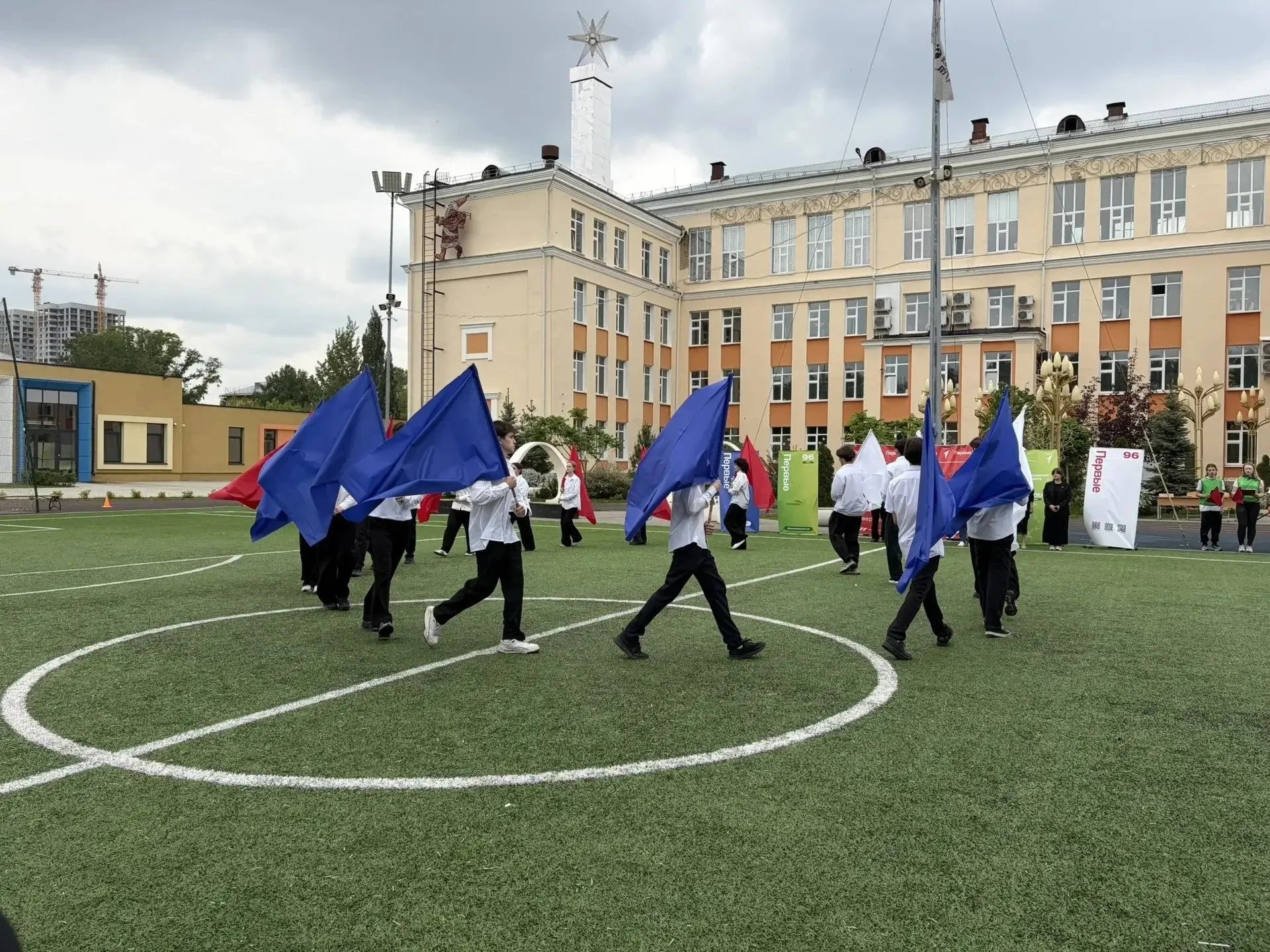 Сегодня в МАОУ СОШ № 106 состоялся районный этап проекта «Вызов Первых» — яркое событие, объединивше